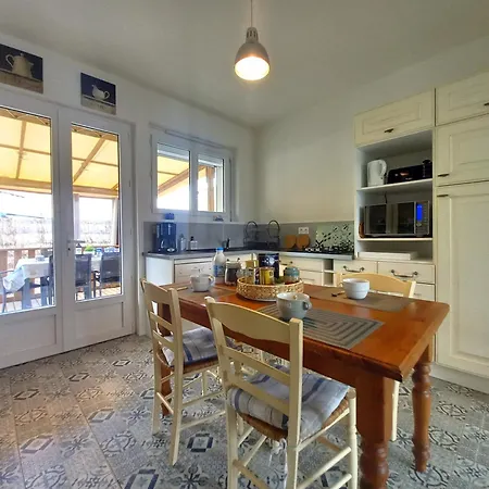 - Maison Mitoyenne En Centre-ville - Centre Et Port A Proximite