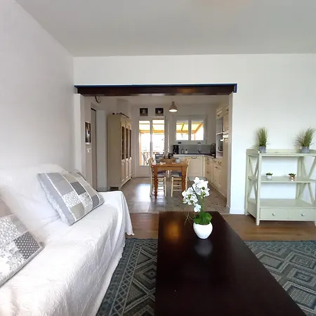 - Maison Mitoyenne En Centre-ville - Centre Et Port A Proximite