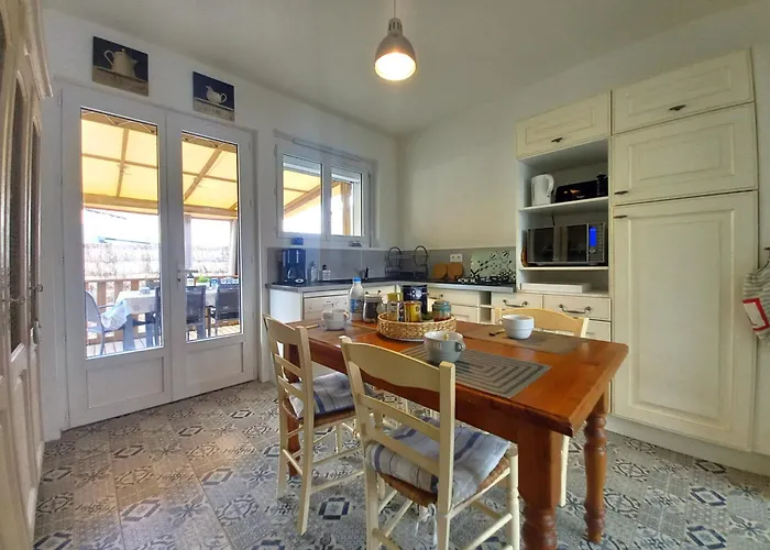 - Maison Mitoyenne En Centre-ville - Centre Et Port A Proximite