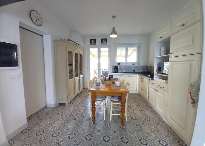 - Maison Mitoyenne En Centre-ville - Centre Et Port A Proximite *