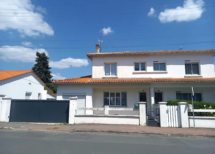 - Maison Mitoyenne En Centre-ville - Centre Et Port A Proximite La Tremblade