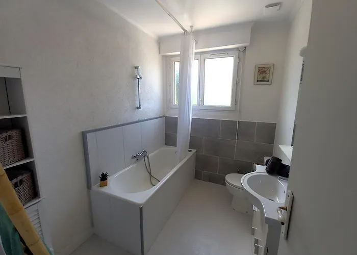 - Maison Mitoyenne En Centre-ville - Centre Et Port A Proximite Villa