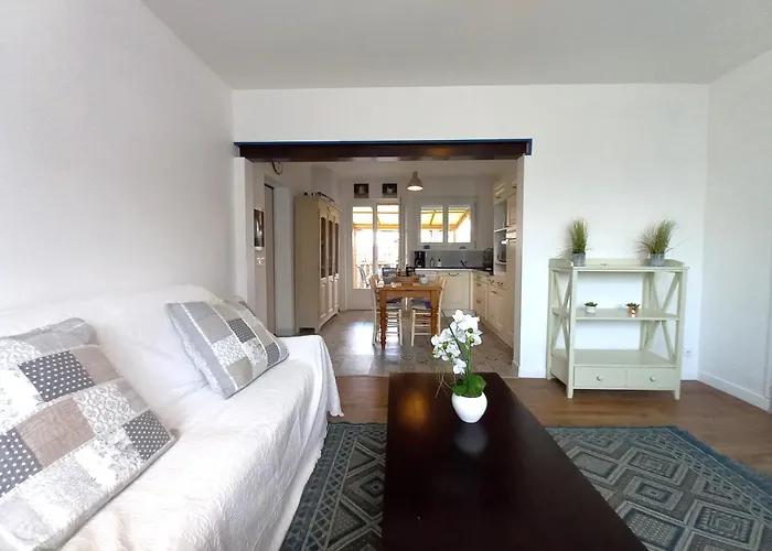 - Maison Mitoyenne En Centre-ville - Centre Et Port A Proximite