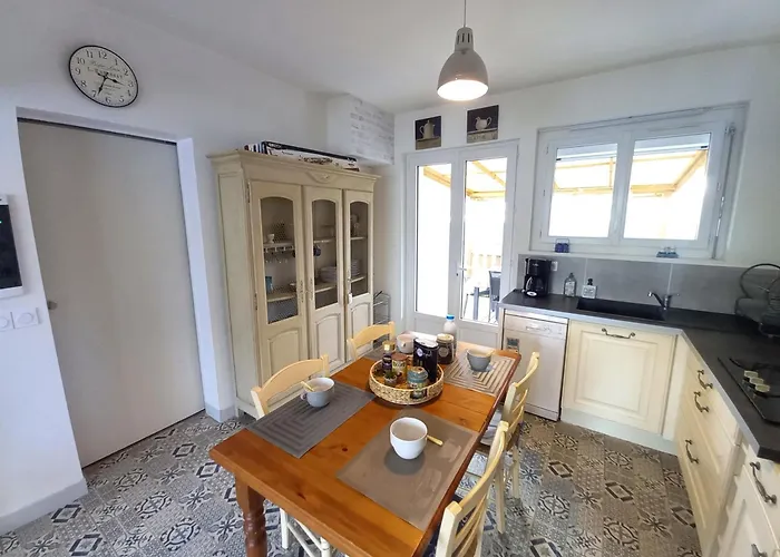 - Maison Mitoyenne En Centre-ville - Centre Et Port A Proximite *